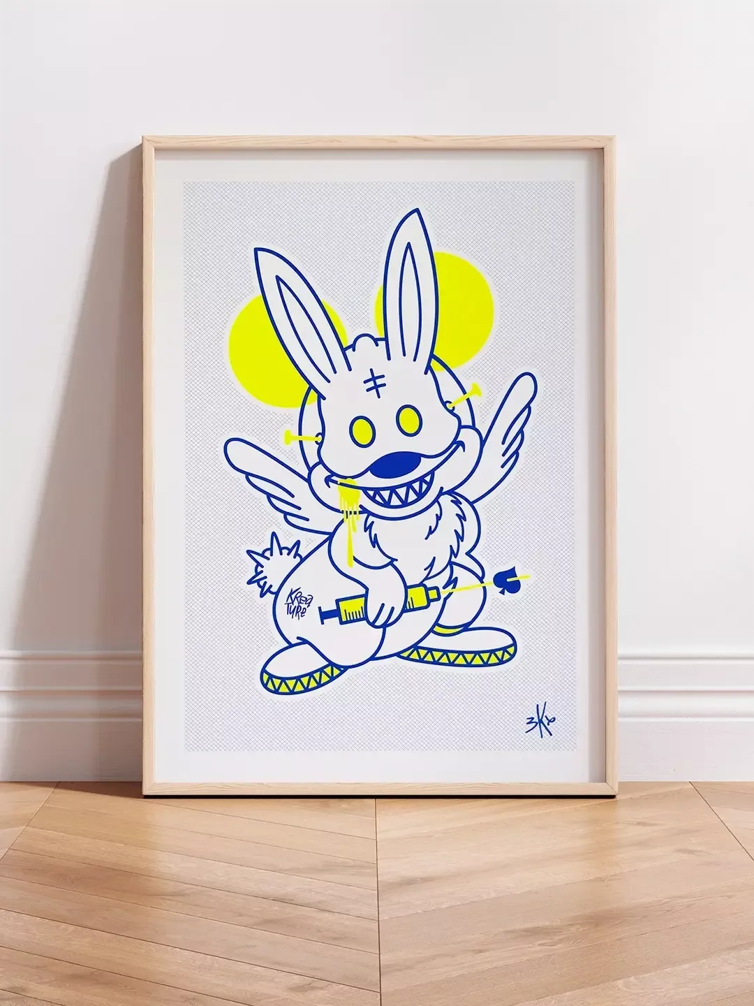 Tirage d'Art Pop Art Mickey "Kreature" par Brutal Kortex. KREATURE - Tirage d'Art Original Affiche d'art pop art mettant en scène une forme hybride entre Mickey et Pan Pan, symbolisant la critique de notre monde contemporain à travers l'innocence et la manipulation des figures iconiques. Disponible en format A2, cette œuvre rehaussée à la main au jaune fluo est composée des couleurs bleu, blanc, jaune fluo. Éditions limitées avec un très faible nombre d'exemplaires. Tirage d'art premium, numéroté et certifié.