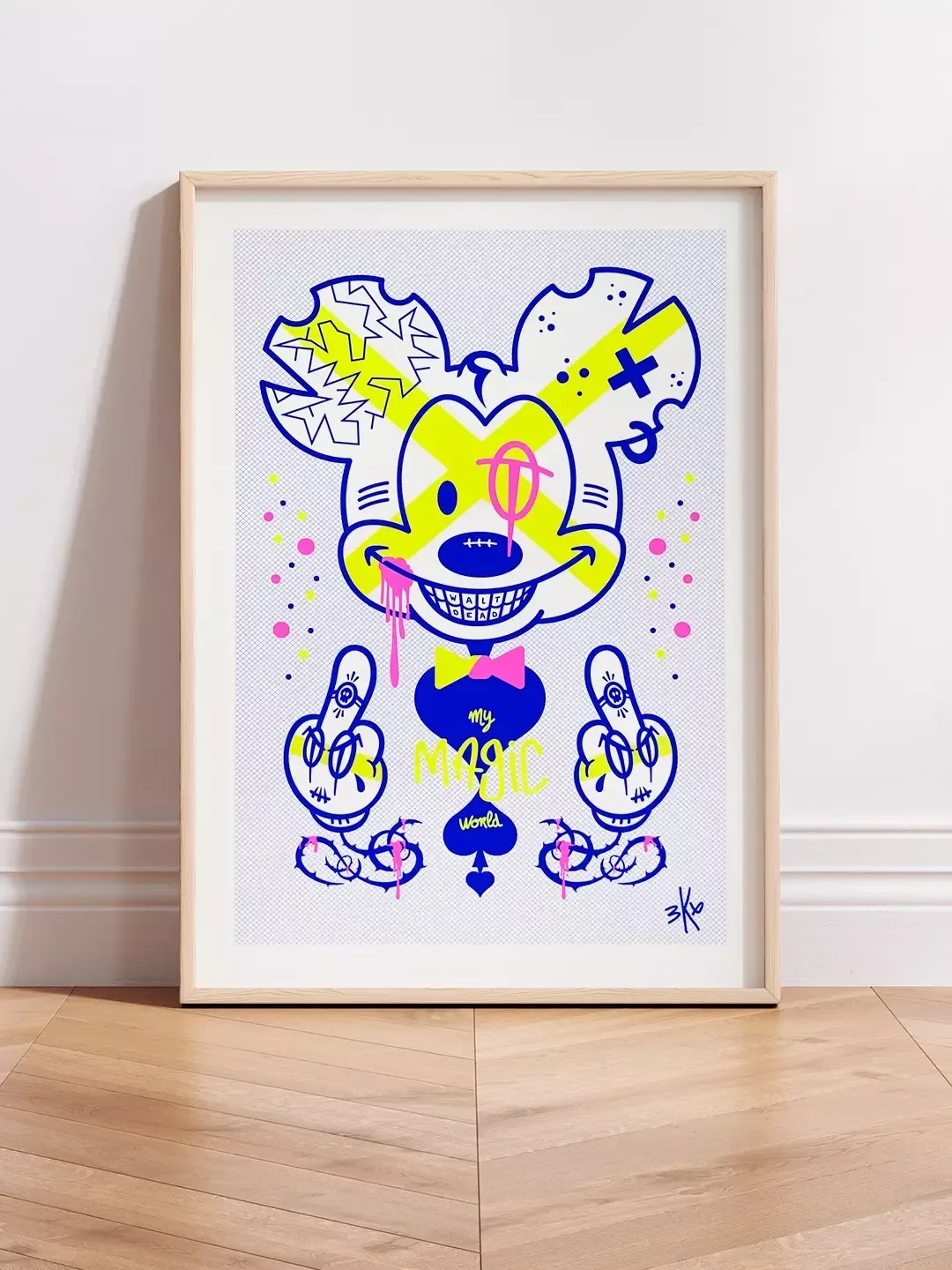 Tirage d'Art Pop Art Mickey Mouse "My magic world" par Brutal Kortex. MY MAGIC WORLD - Tirage d'Art Original Affiche d'art pop art mettant en scène Mickey, disponible en format A2. Cette œuvre critique le monde que l'on nous vend comme joyeux et idéal, tout en explorant l'univers magique et fantasque de l'enfance. Rehaussée à la main à l'encre jaune fluo, elle est composée des couleurs bleu, blanc, rose et jaune fluo. Éditions limitées. Tirage d'art premium, numéroté et certifié.