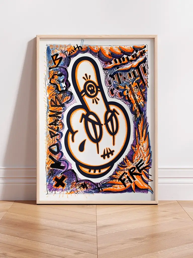 Tirage d'Art Pop Art Fuck Off "No finger B" par Brutal Kortex. NO Finger B - Tirage d'Art Original Affiche d'art pop art évoquant l'absence de plan B pour sauver la planète, mettant en scène un doigt d'honneur stylisé. L'œuvre est retravaillée à la main avec de l'orange fluo, du bleu et du violet, avec des expressions graphiques de flammes. Composée des couleurs orange, bleu, violet et fluo, cette affiche au format A2 est un cri visuel contre l'inaction face à l'urgence écologique. Tirage d'art premium, numéroté et certifié.