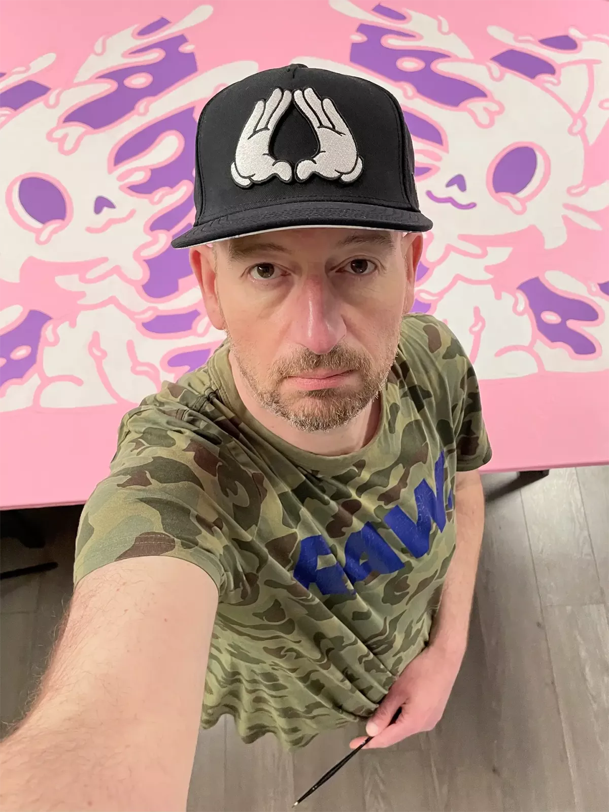 Portrait de Brutal Kortex, artiste designer Pop Art contemporain Portrait de Brutal Kortex, artiste designer Pop Art contemporain explorant la santé mentale et les tensions intérieures