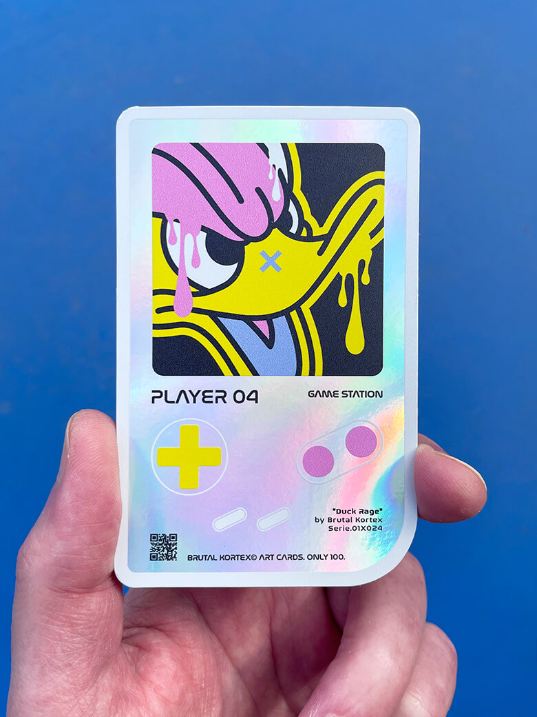 Carte à Collectionner Donald Duck "Game Station" 04 par Brutal Kortex. Carte holographique d’art « Game Station » n°04 de Brutal Kortex, représentant Donald Duck inspiré de l’œuvre Duck Rage. Couleurs dominantes bleu, rose, jaune et noir. Édition limitée à 100 exemplaires, signée, numérotée et protégée dans un top loader.