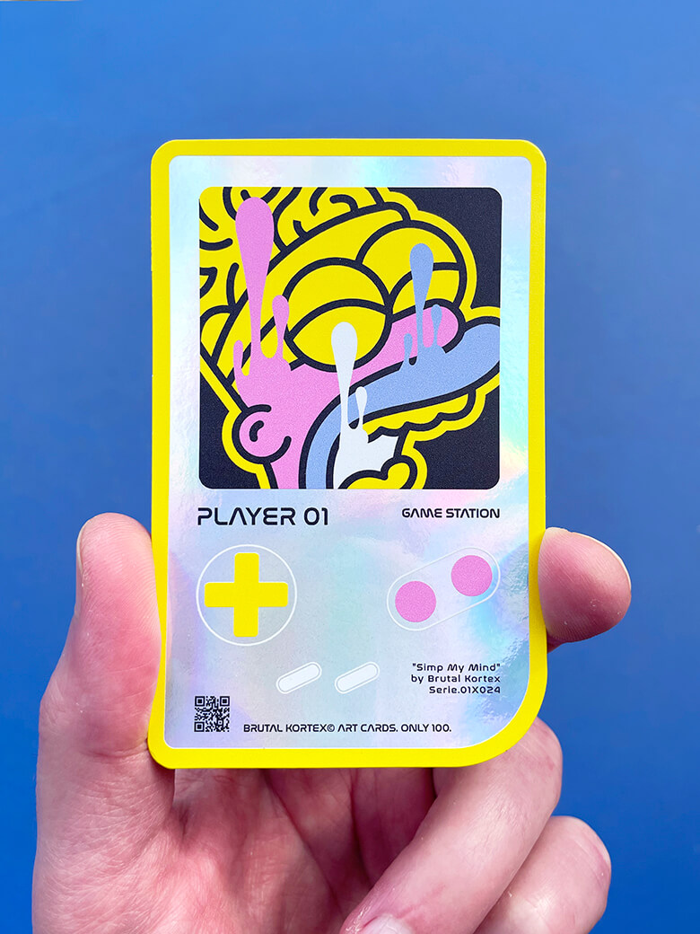 Carte à collectionner Homer Simpson "Game Station" 01 par Brutal Kortex. Carte holographique d’art « Game Station » n°01 de Brutal Kortex, représentant Homer Simpson inspiré de l’œuvre SIMP MY MIND. Couleurs : bleu, rose, jaune, noir. Série limitée à 100 exemplaires, signée, numérotée et protégée dans un top loader.