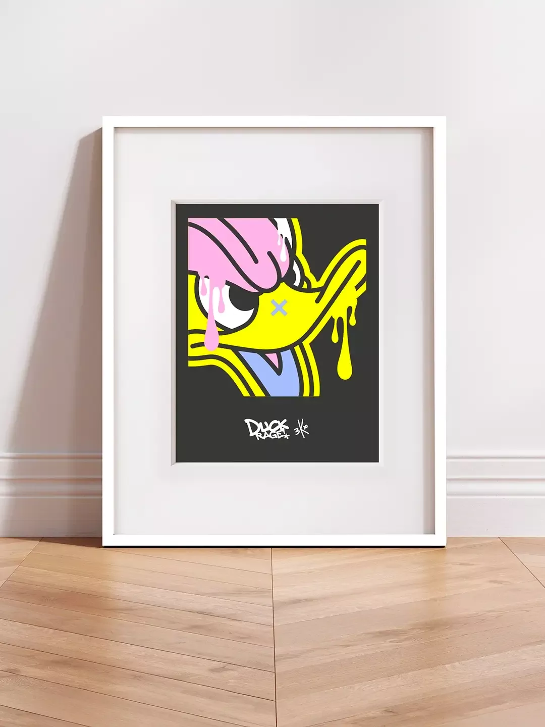 Tirage d'Art Pop Art Donald Duck "Duck Rage" par Brutal Kortex. Affiche « DUCK RAGE – Acide Polaroid Collection » de Brutal Kortex, avec Donald Duck comme symbole de la rage intérieure. Édition limitée à 10 exemplaires, numérotée et réhaussée à la main, aux tons noir, jaune, rose et bleu, illustrant la colère mentale face aux frustrations et pressions sociales.