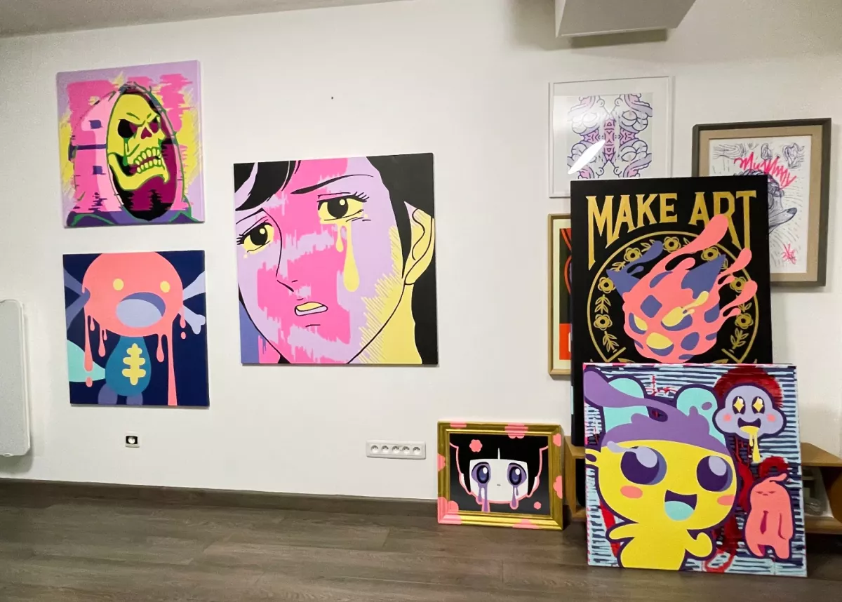 Aperçu de l'atelier de l'artiste Brutal Kortex pour l'ouverture prochaine du e-shop.