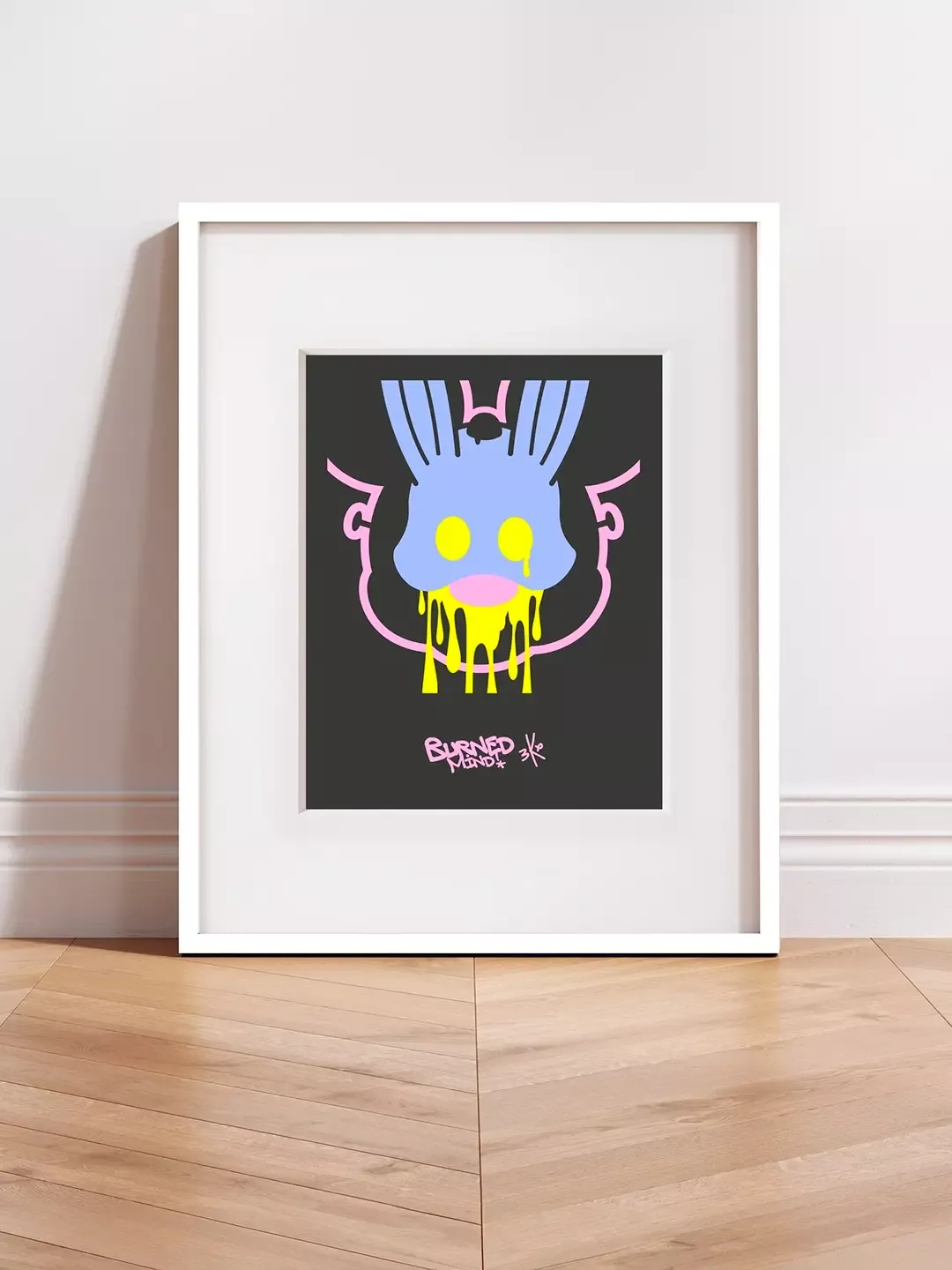 Tirage d'Art Pop Art Mickey "Burned Mind" par Brutal Kortex. Affiche « BURNED MIND – Acide Polaroid Collection » de Brutal Kortex, avec Mickey comme figure centrale du burn-out et de l’effondrement mental. Édition limitée à 10 exemplaires, réhaussée à la main, aux teintes noir, jaune, rose et bleu, illustrant la dissolution de l’identité sous le poids du stress et de la fatigue.